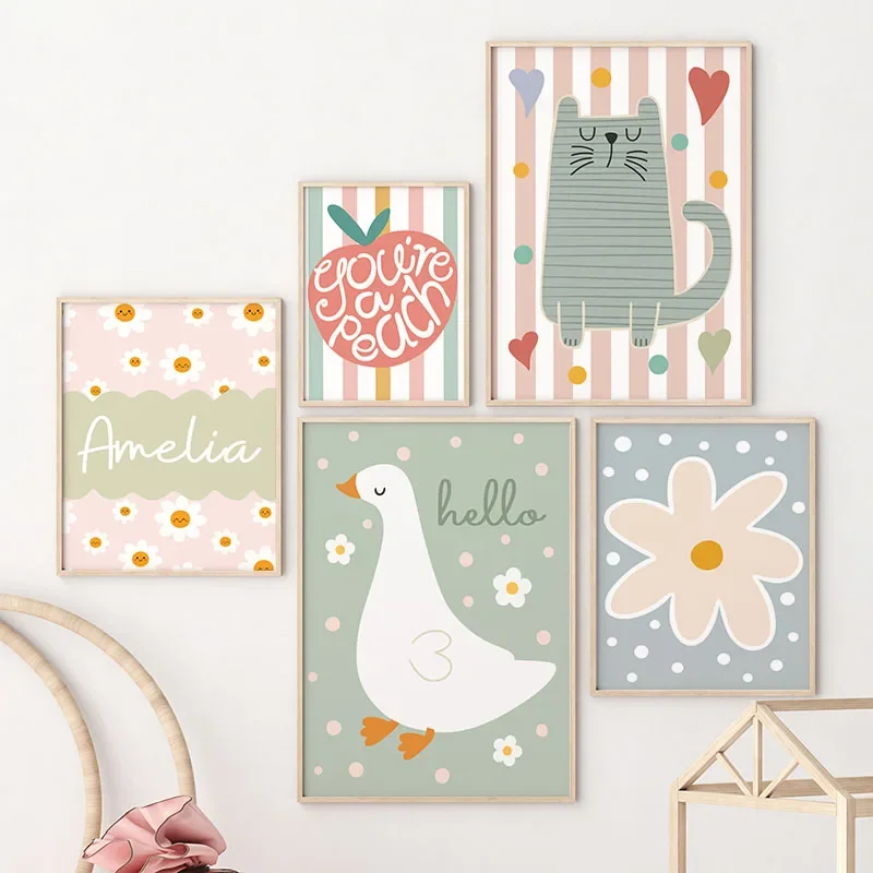 Baby Nursery Prints - 漫画の猫、アヒル、鳥、リンゴ、カスタムベビーネーム、保育園の壁アート、キャンバス絵画、北欧ポスターとプリント、子供部屋の装飾
