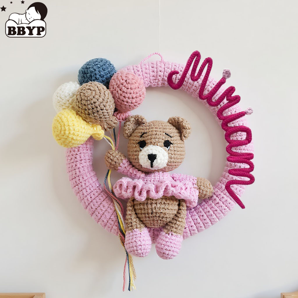 クマと風船付きのパーソナライズされたかぎ針編みのネームリース - Baby Nursery Products のレビューと価格