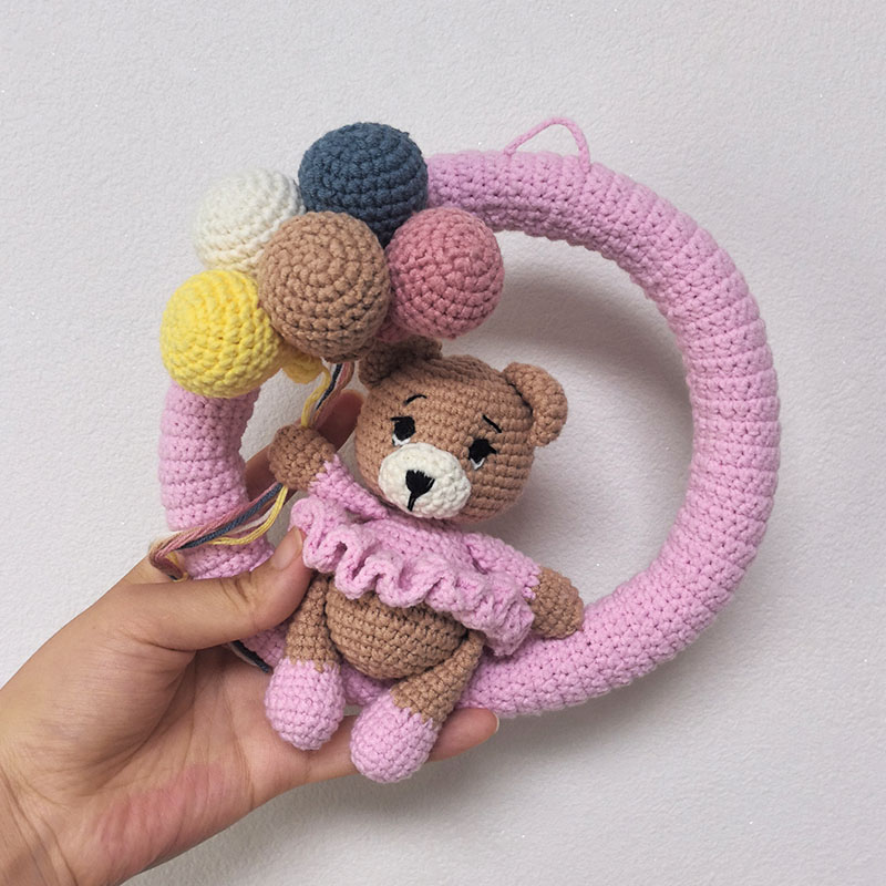 クマと風船付きのパーソナライズされたかぎ針編みのネームリース - Baby Nursery Products のレビューと価格