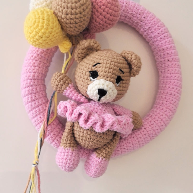 クマと風船付きのパーソナライズされたかぎ針編みのネームリース - Baby Nursery Products のレビューと価格